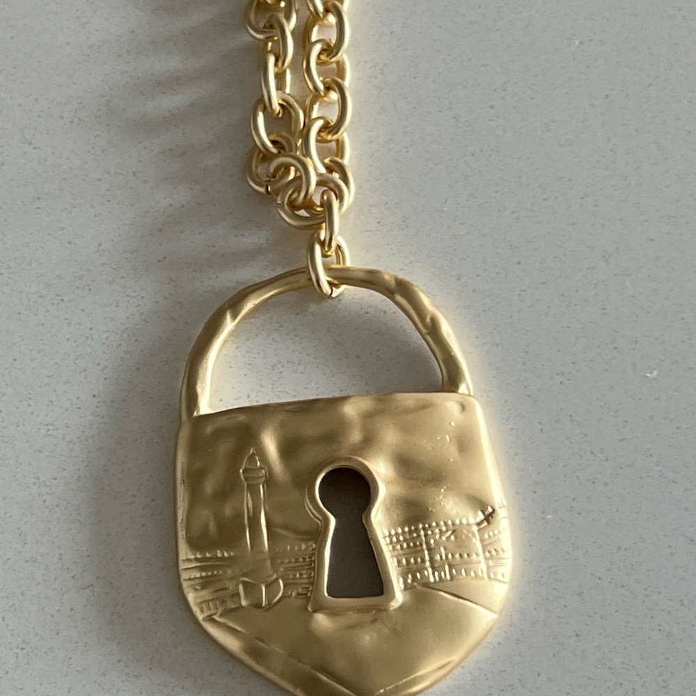 Fashion statement lock pendant necklace - Picture 8 of 17